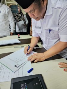Penandatangan MoU oleh Rektor IAIN Sultan Amai Gorontalo
